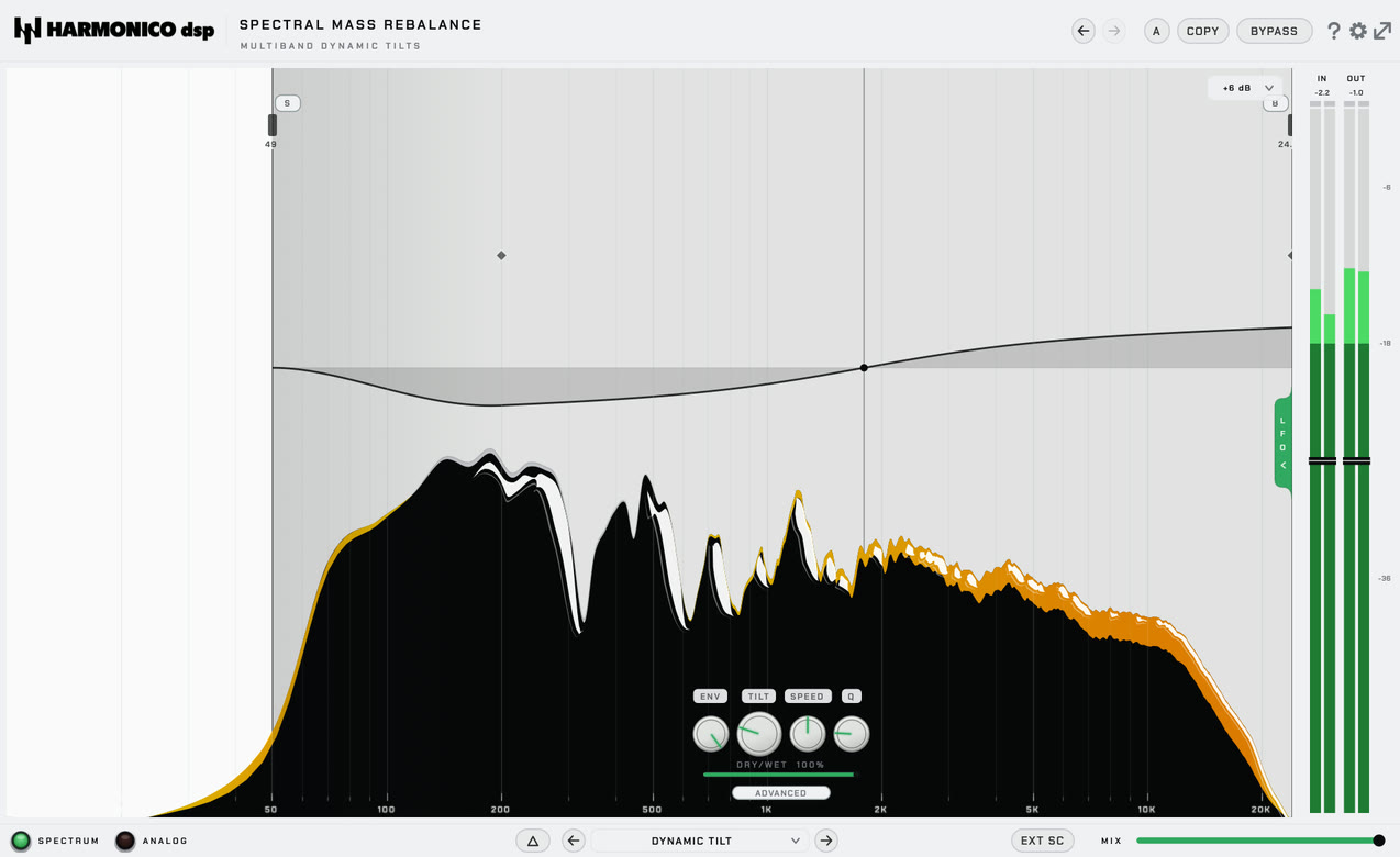 L'interface de Spectral Mass Rebalance sur une guitare acoustique : une bande de 50 Hz à 24 kHz, fondue sur sa borne grave, son tilt penché vers l'aigu que le suiveur d'enveloppe ouvre à chaque coup de médiator.